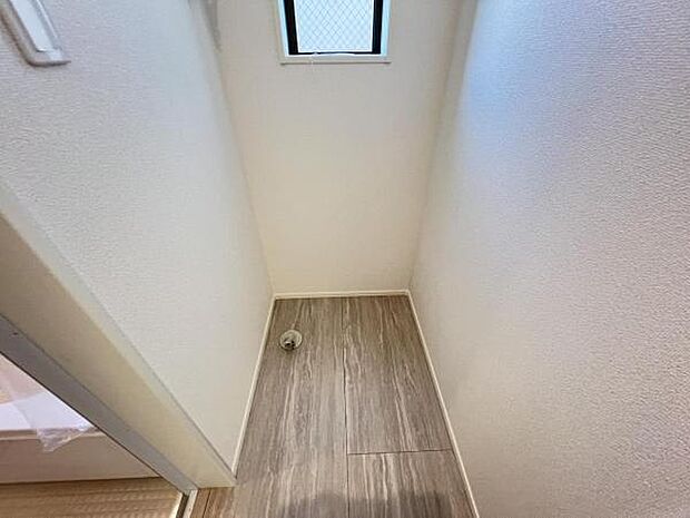 独立洗面台の横にはランドリースペースがございます。