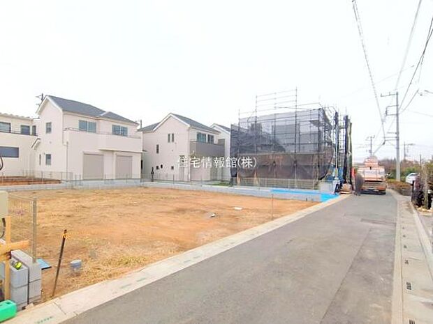 前面道路を含めた現地写真です。