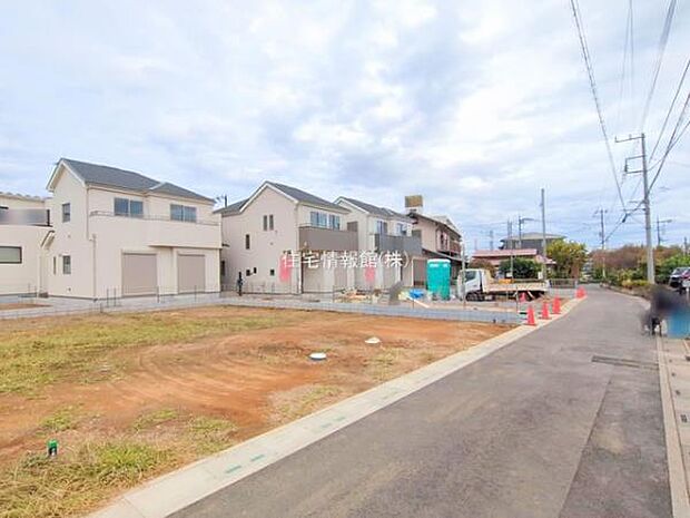 前面道路を含めた現地写真です。