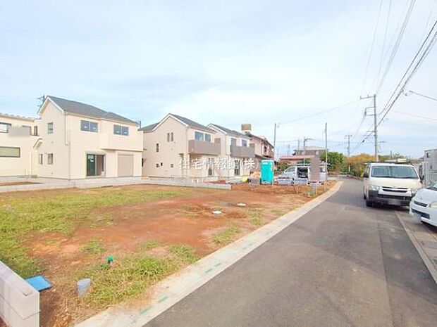 前面道路を含めた現地写真です。