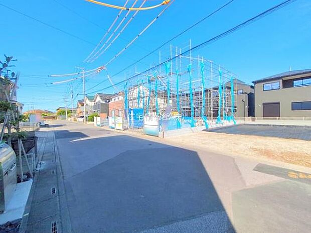 前面道路を含めた現地写真です。