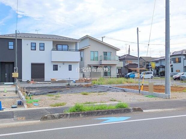 前面道路を含めた現地写真です。