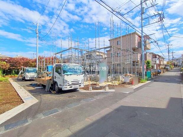 前面道路を含めた現地写真です。