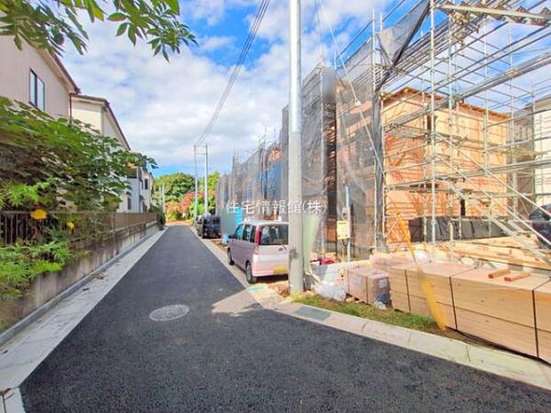 前面道路を含めた現地写真です。