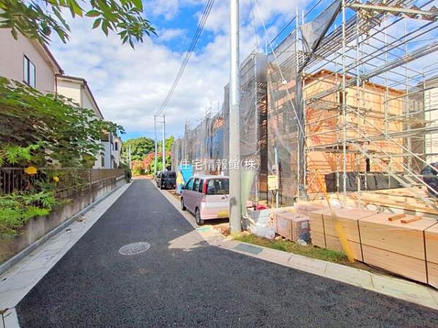 前面道路を含めた現地写真です。