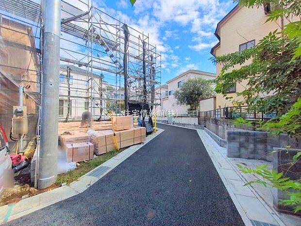 前面道路を含めた現地写真です。