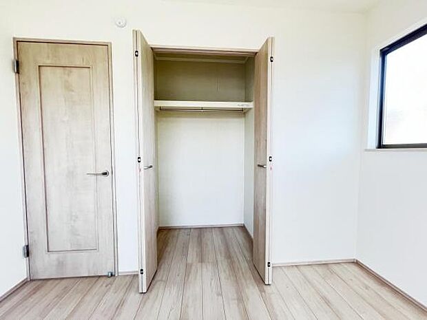 中の物を確認しやすく、取り出しやすい収納スペース。お部屋を広々とお使いいただけます。