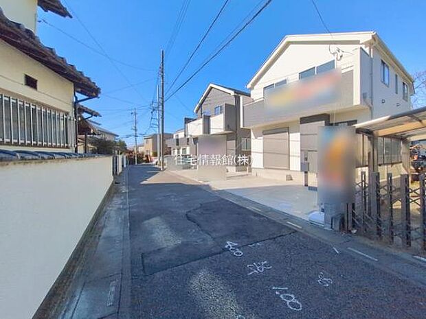 前面道路を含めた現地写真です。