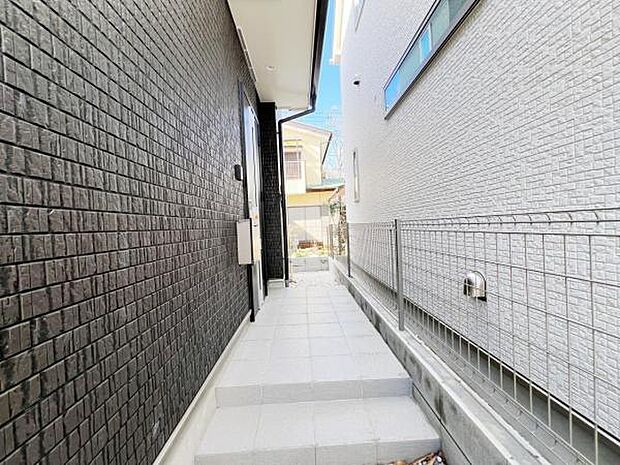 綺麗で明るい玄関でお客様をお迎えいただけます。