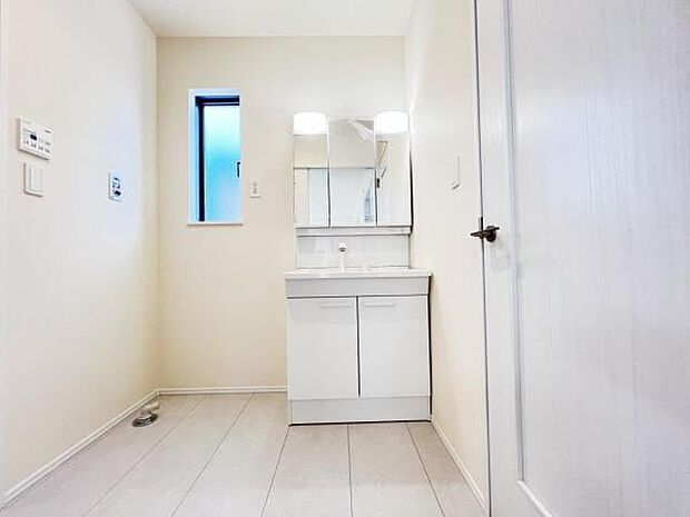 洗面化粧台です。朝の身支度から1日が始まります。