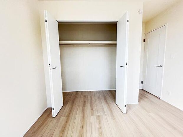 いつでもお部屋をスッキリお使い頂ける収納スペースを設置。