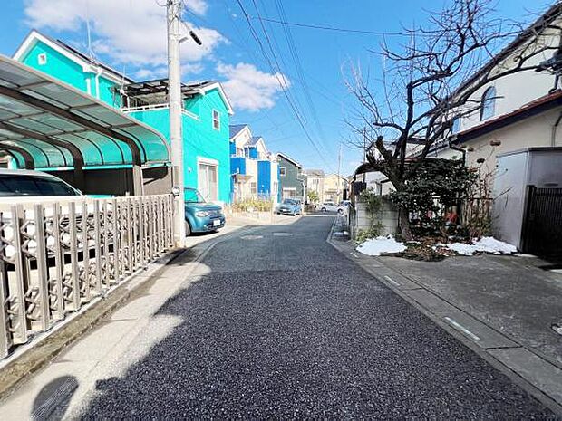 前面道路を含めた現地写真です。