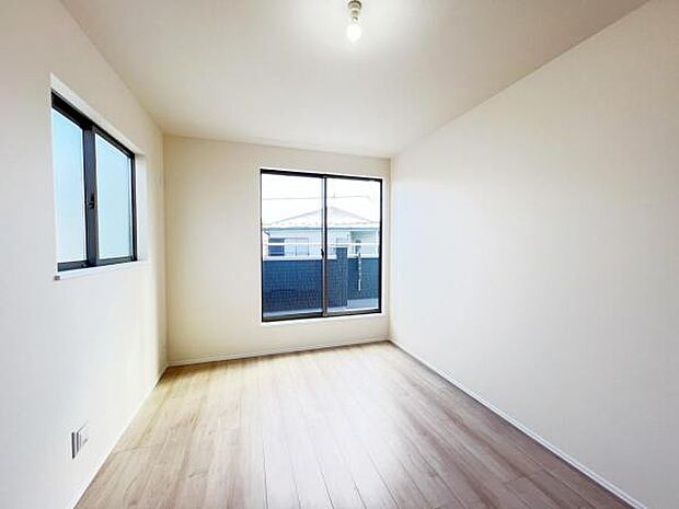 木の温もりが優しいフローリングの収納スペース付き洋室です。