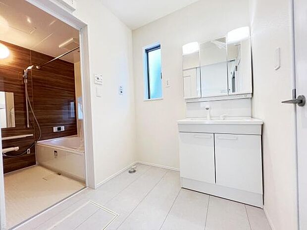 脱衣所は小さなお子様がいるご家庭にも重宝されます。