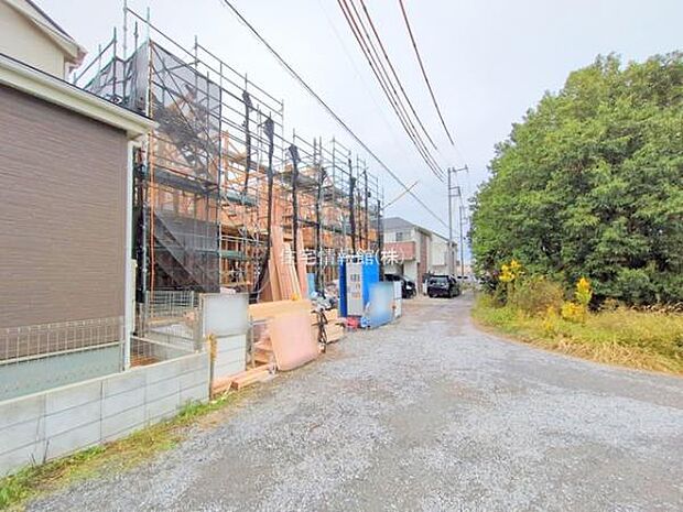 前面道路を含めた現地写真です。