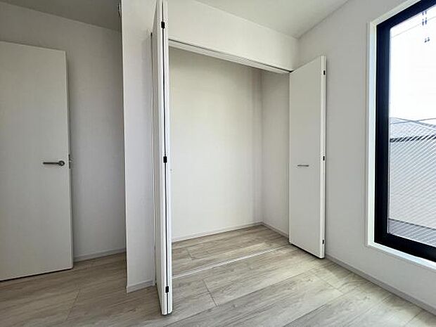 いつでもお部屋をスッキリお使い頂ける収納スペースを設置。