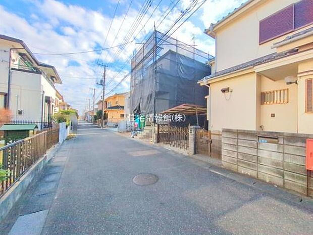 前面道路を含めた現地写真です。