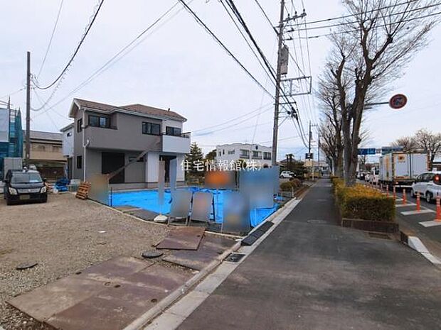 前面道路を含めた現地写真です。