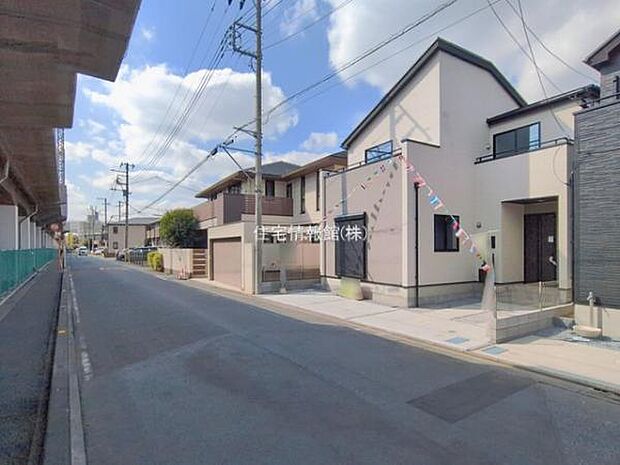 前面道路を含めた現地写真です。