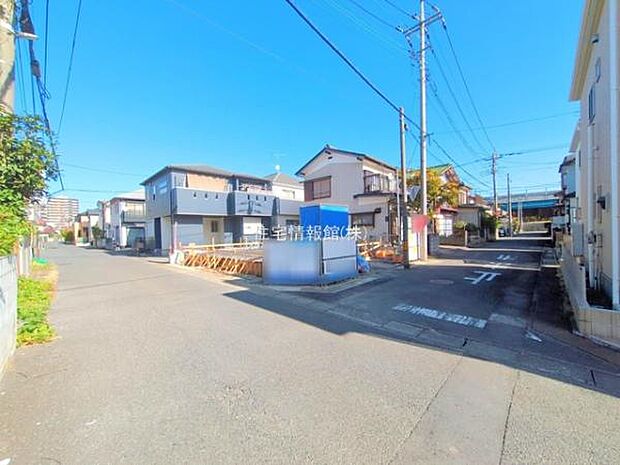 前面道路を含めた現地写真です。