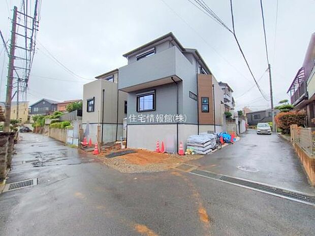 前面道路を含めた現地写真です。