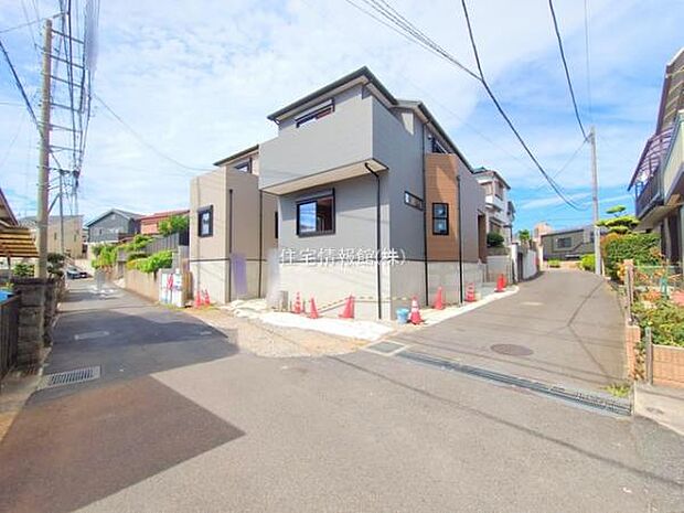 前面道路を含めた現地写真です。