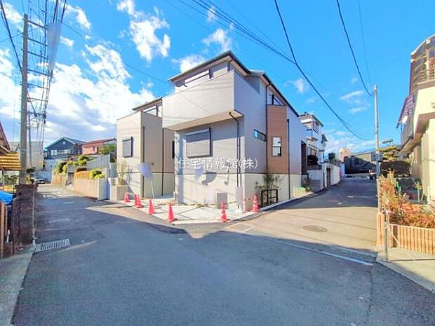 前面道路を含めた現地写真です。