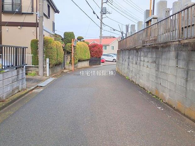 前面道路を含めた現地写真です。