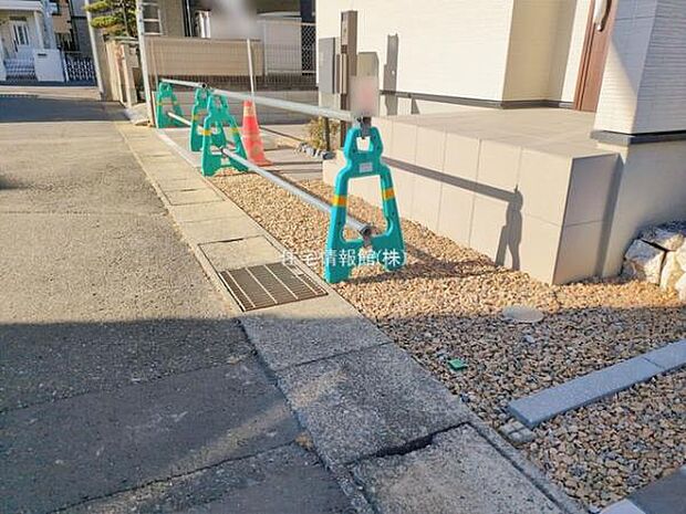 前面道路を含めた現地写真です。