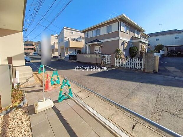 前面道路を含めた現地写真です。