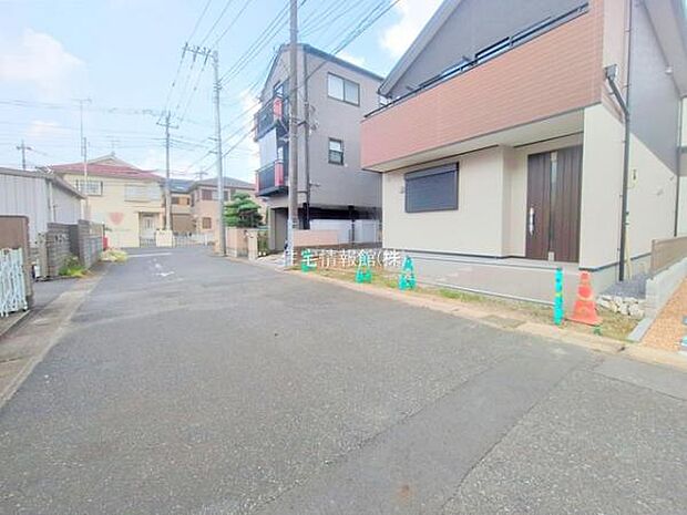 前面道路を含めた現地写真です。