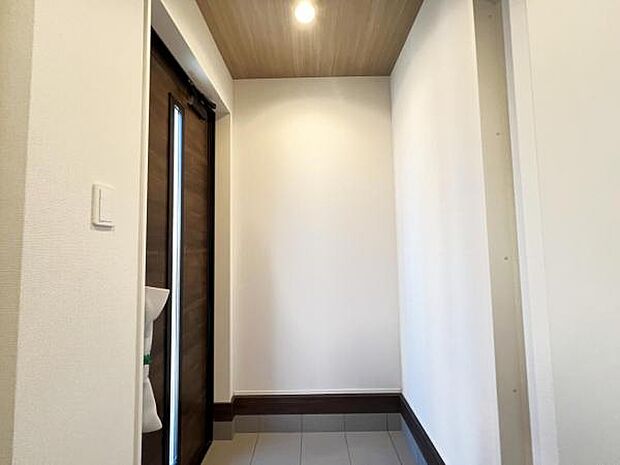 綺麗で明るい玄関でお客様をお迎えいただけます。
