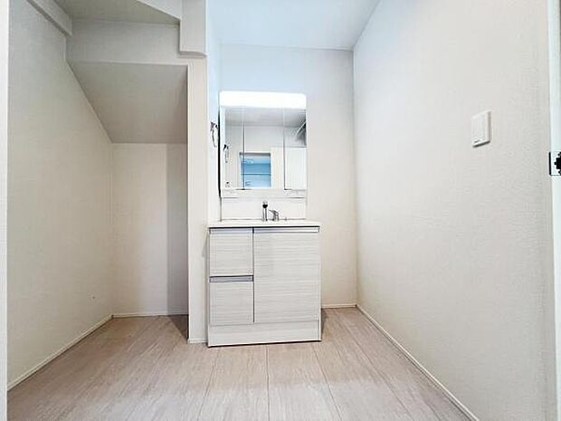 洗面化粧台です。朝の身支度から1日が始まります。