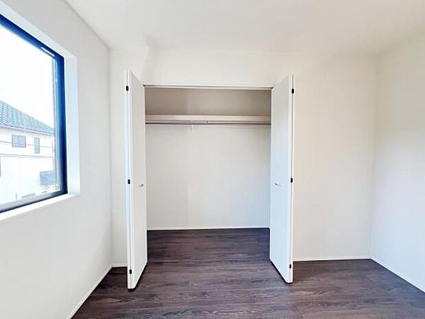 いつでもお部屋をスッキリお使い頂ける収納スペースを設置。