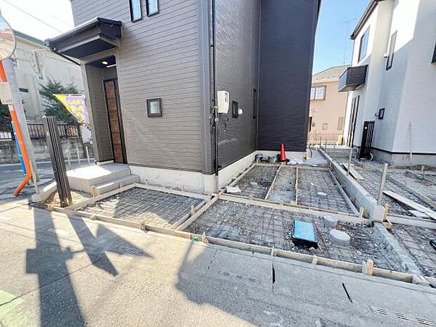 駐車場ももちろん完備しておりますのでお車所有の方にも心強いです。