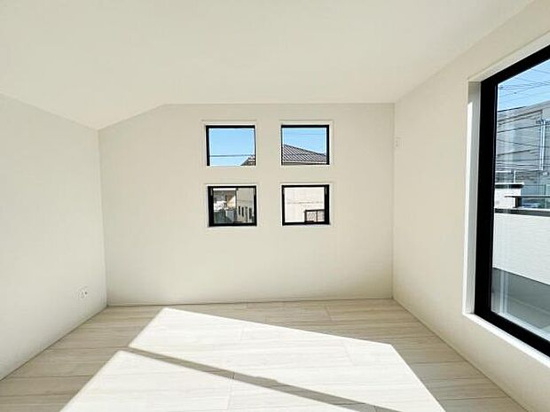 木の温もりが優しいフローリングの収納スペース付き洋室です。