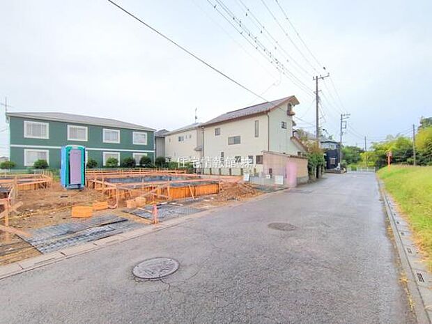 前面道路を含めた現地写真です。