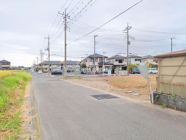 前面道路を含めた現地写真です。