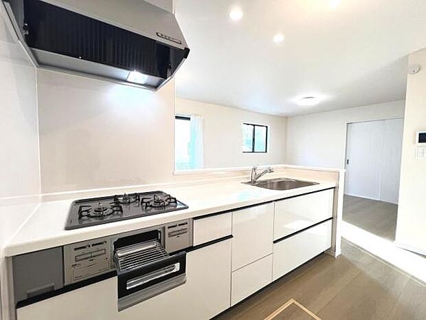 リビングが見渡せ、料理中も会話が弾む対面式キッチンです。