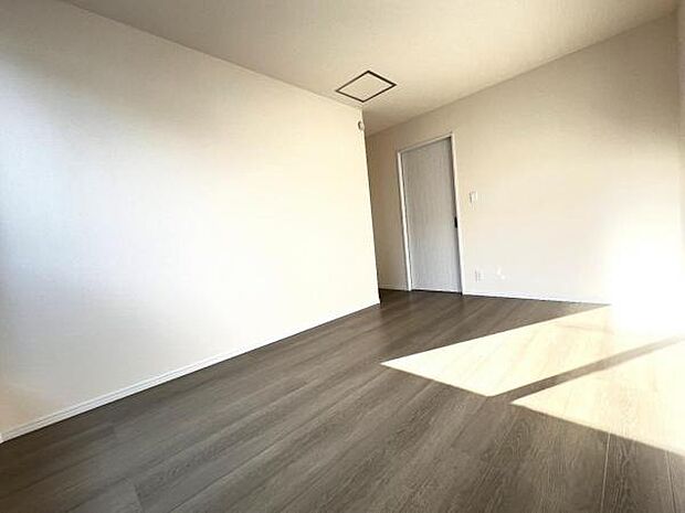 明るい広々とした主寝室でご家族ゆっくりお休みになれますね。