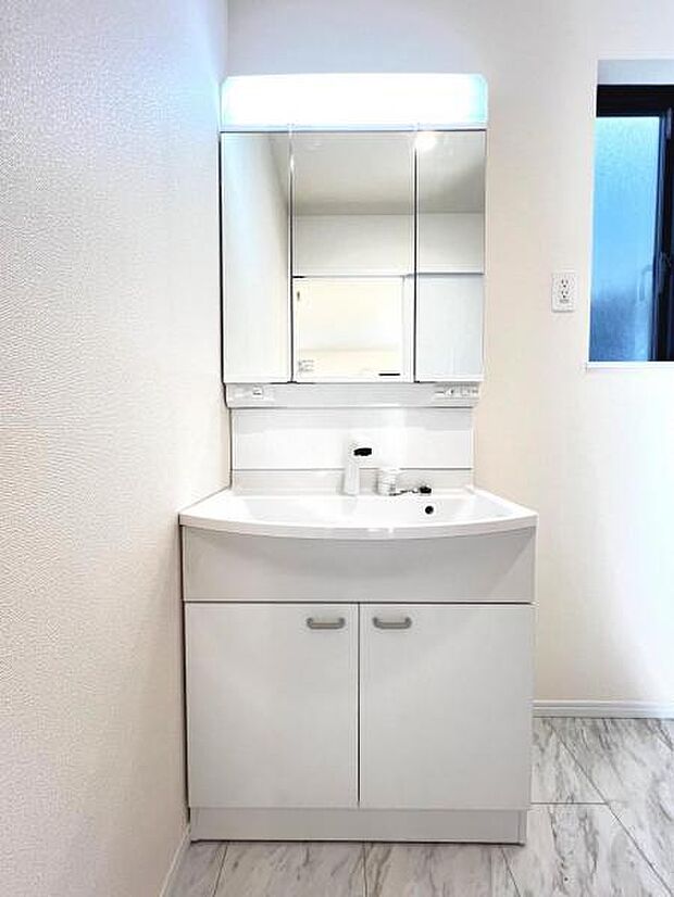 洗面化粧台です。朝の身支度から1日が始まります。