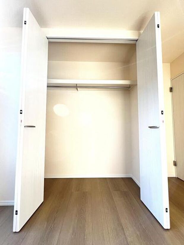 中の物を確認しやすく、取り出しやすい収納スペース。お部屋を広々とお使いいただけます。