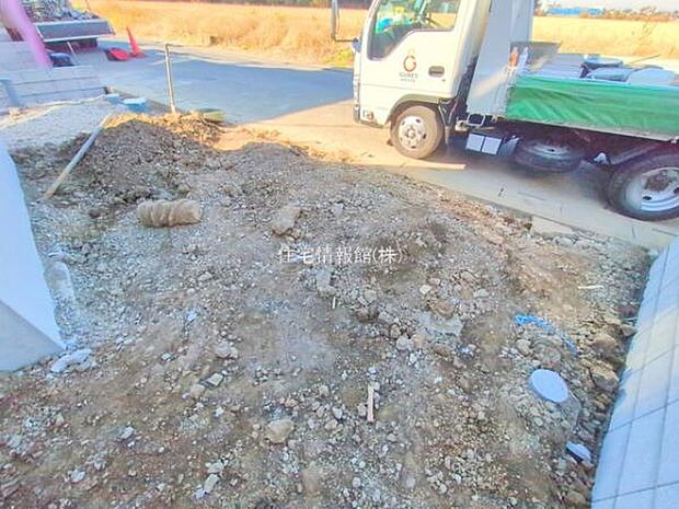 前面道路を含めた現地写真です。