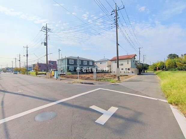 前面道路を含めた現地写真です。