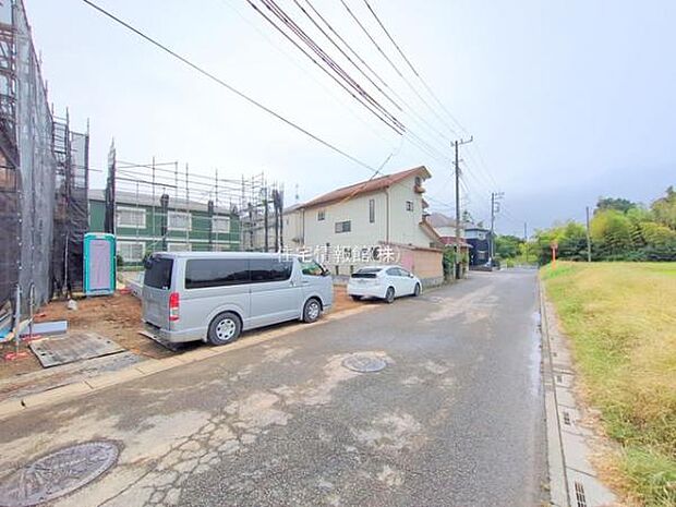 前面道路を含めた現地写真です。