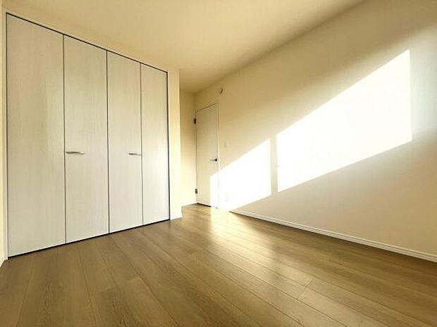 洋室は、風通しが良く明るく快適な空間です。ゆったりと読書など、趣味にも没頭できプライベート時間もお寛ぎ頂けそうです。