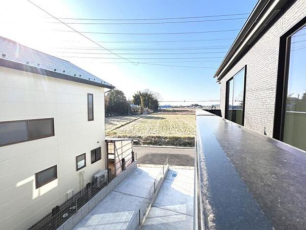 バルコニーからの眺望です。明るい陽射しを浴びながらゆったりと過ごすのも良いですね。