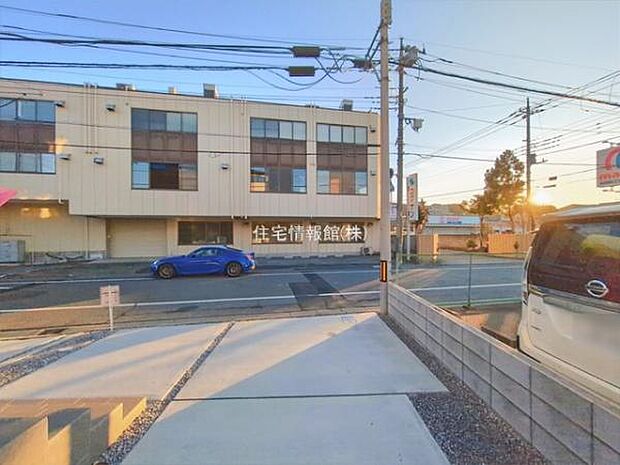 前面道路を含めた現地写真です。