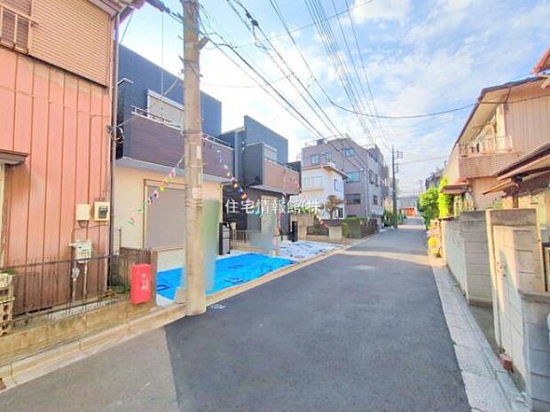 前面道路を含めた現地写真です。