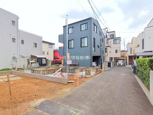 前面道路を含めた現地写真です。